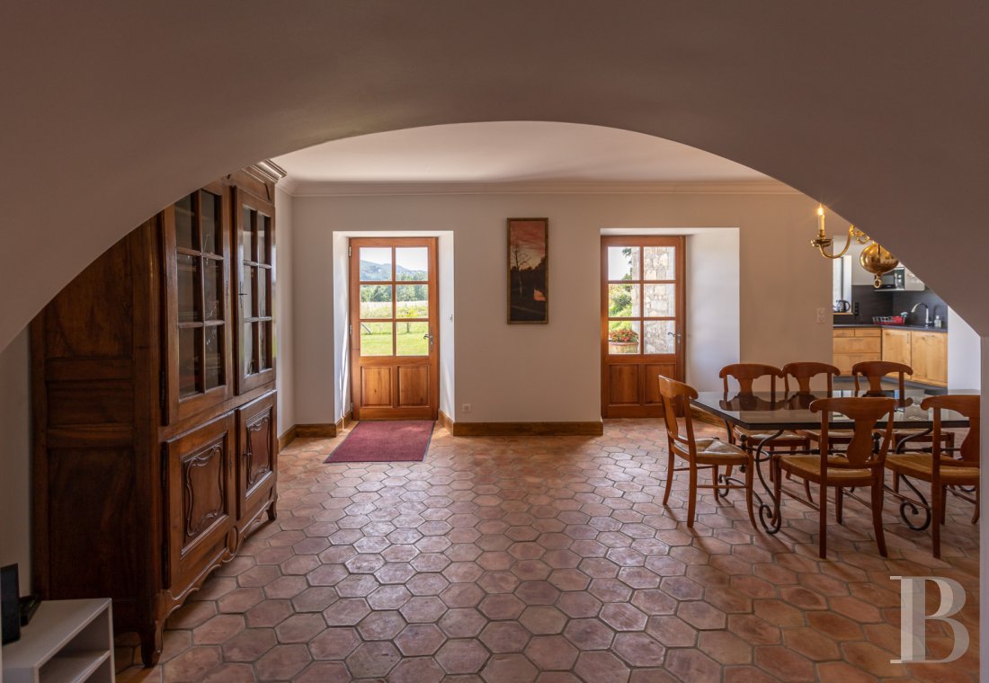 A former 17th-century farmhouse in the shadow of a chateau, in Saint-Alban-Auriolles in the Ardèche - photo  n°4